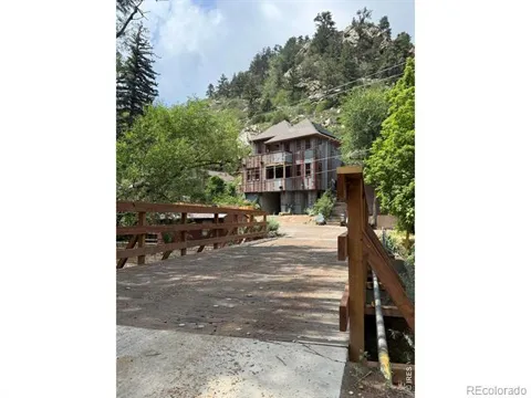 22 Artesian Drive
