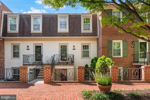 3291 SUTTON PLACE NW #D