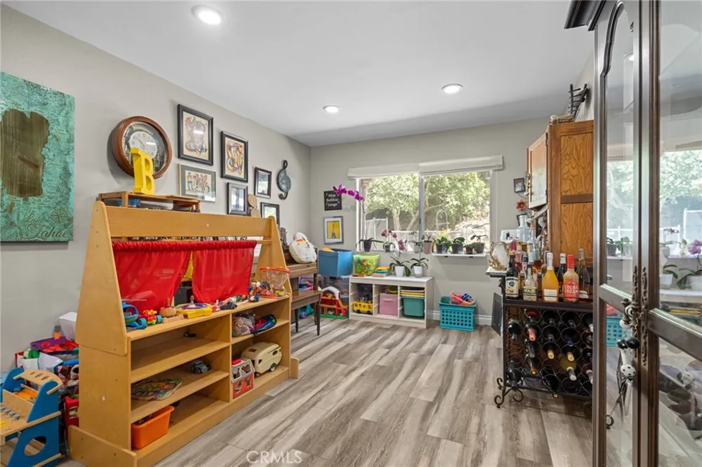 22855 Sparrowdell Calabasas, CA 91302