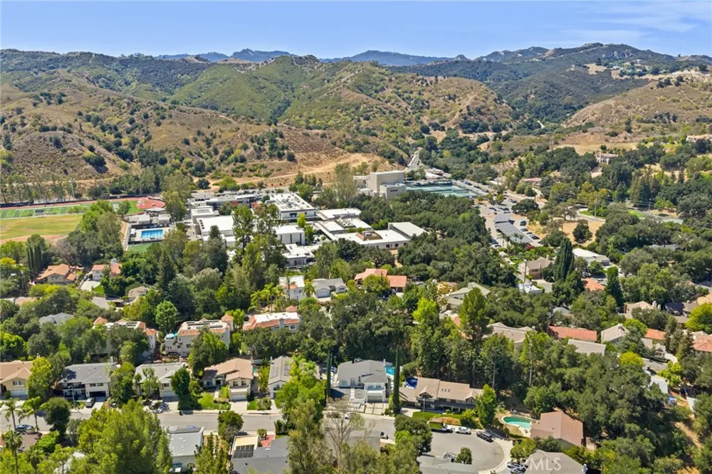 22855 Sparrowdell Calabasas, CA 91302