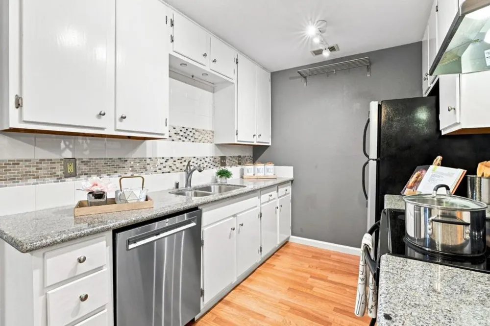 24 Emery Bay Drive Emeryville, CA 94608