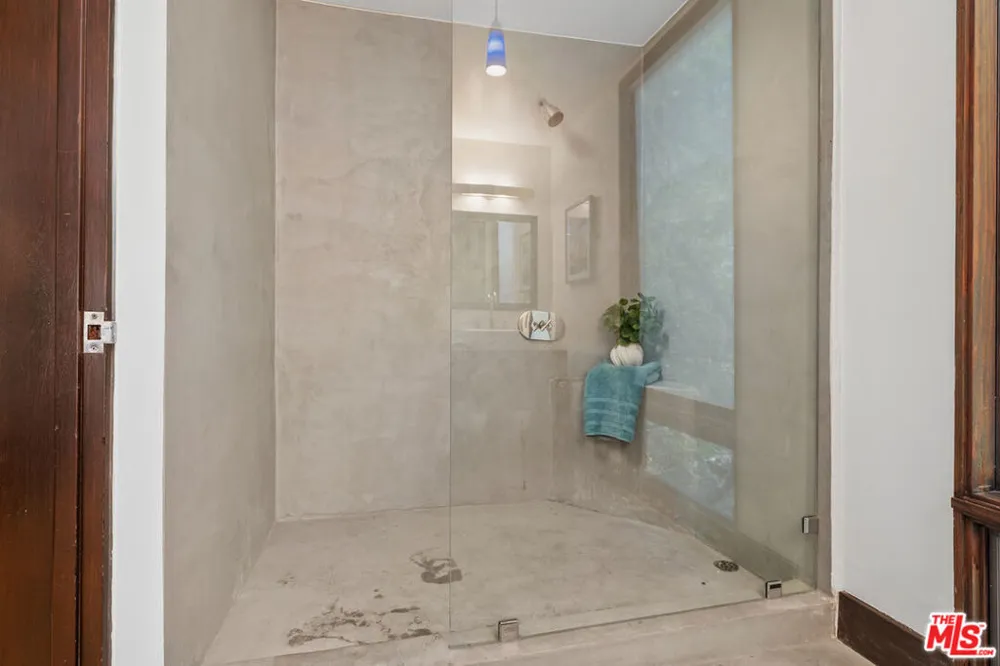 8867 Hollywood Hills Road Los Angeles, CA 90046