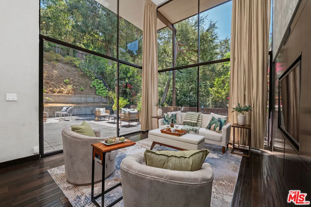 8867 Hollywood Hills Road Los Angeles, CA 90046