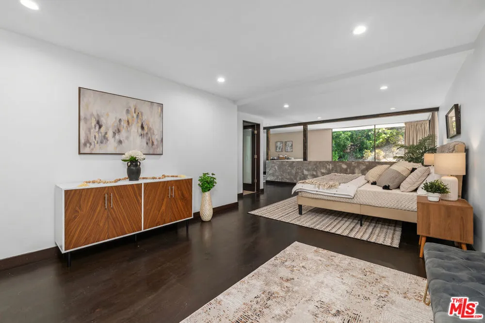 8867 Hollywood Hills Road Los Angeles, CA 90046