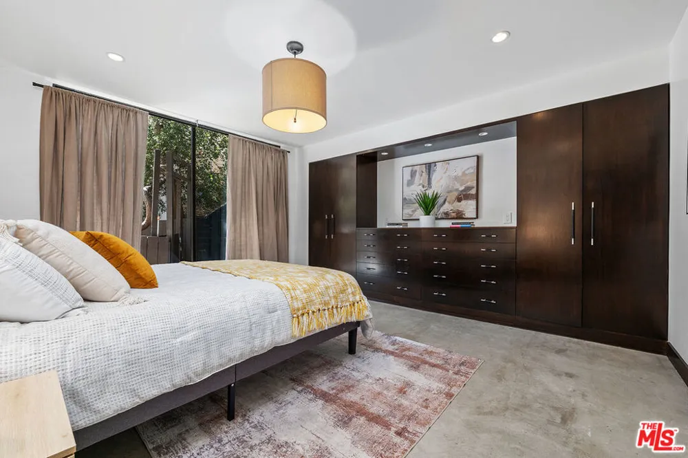 8867 Hollywood Hills Road Los Angeles, CA 90046