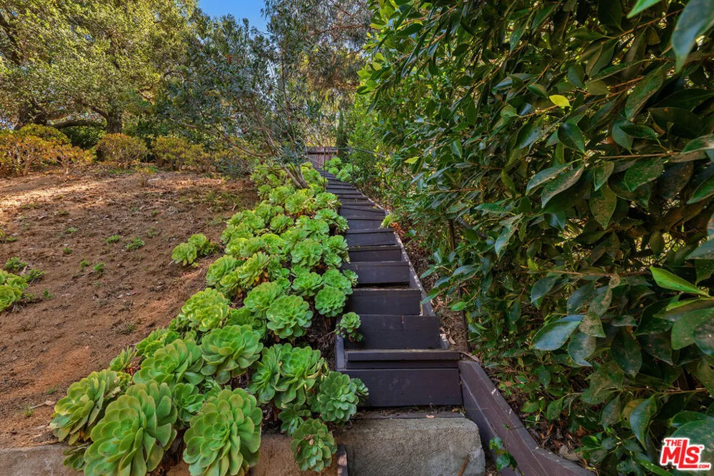 8867 Hollywood Hills Road Los Angeles, CA 90046