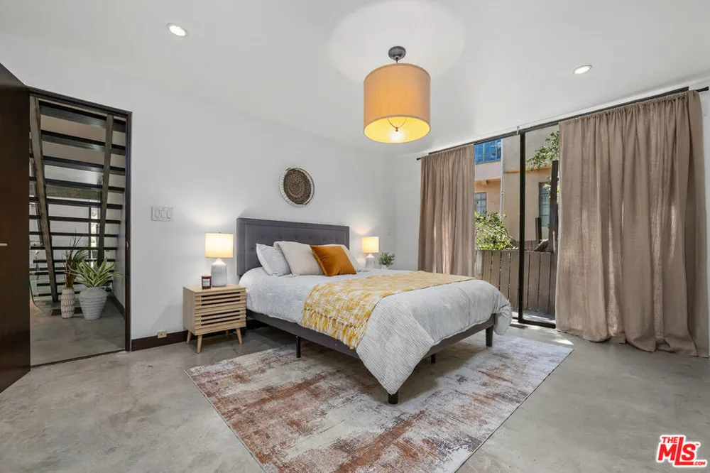 8867 Hollywood Hills Road Los Angeles, CA 90046