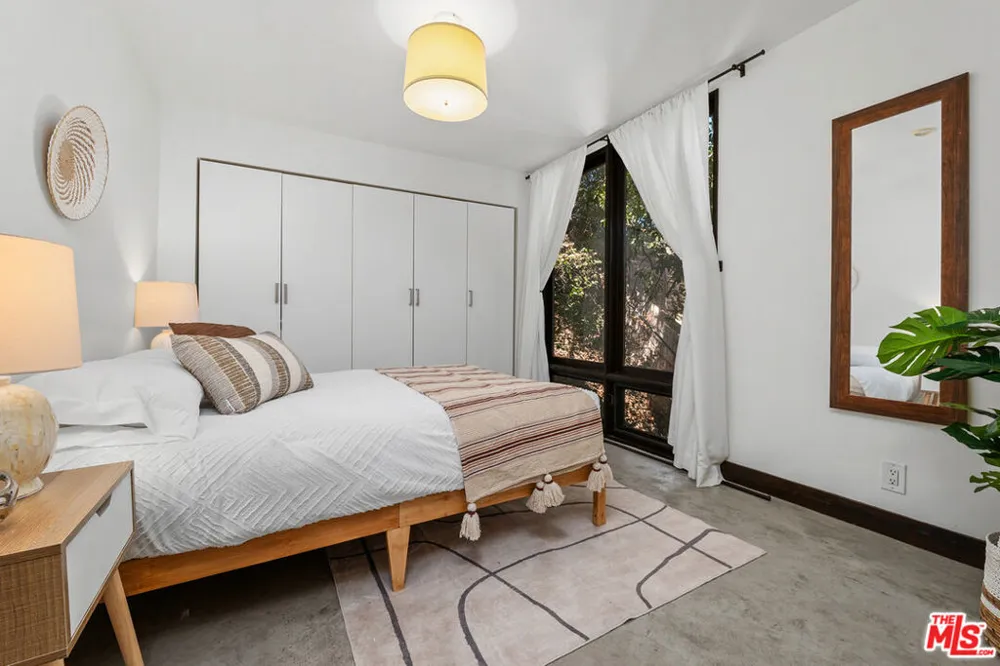 8867 Hollywood Hills Road Los Angeles, CA 90046