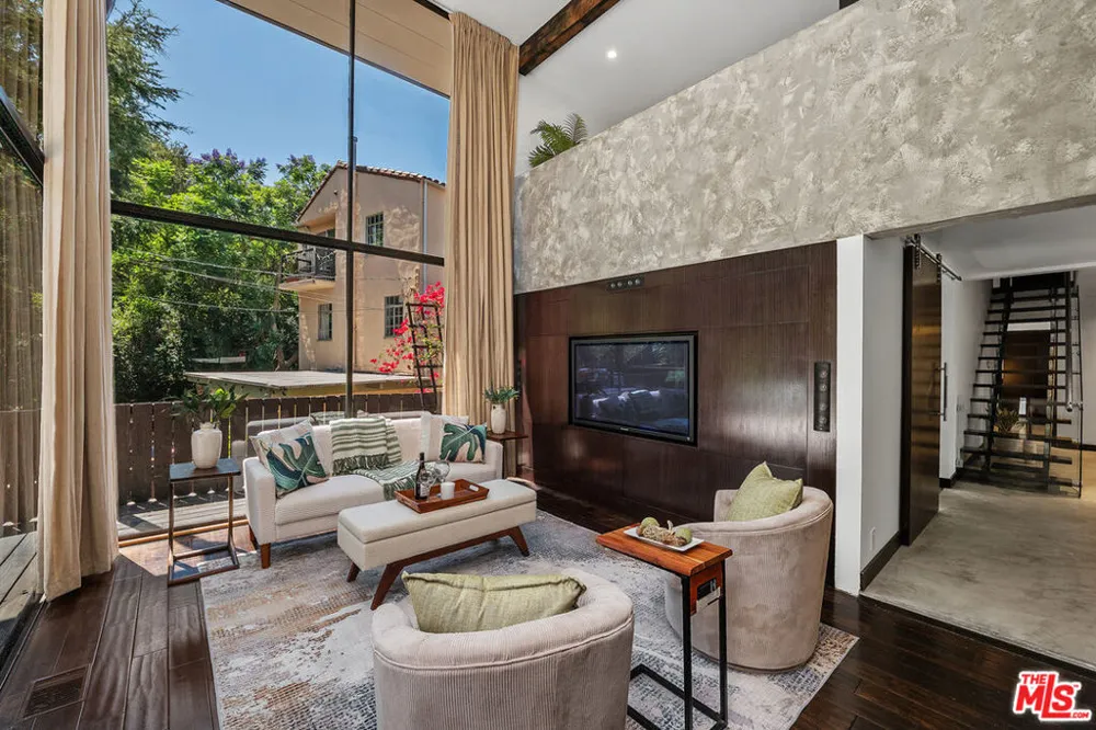 8867 Hollywood Hills Road Los Angeles, CA 90046