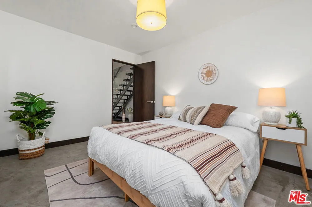 8867 Hollywood Hills Road Los Angeles, CA 90046