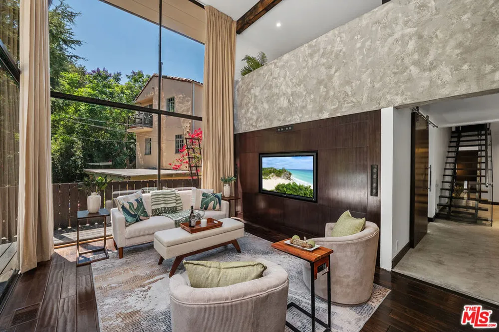 8867 Hollywood Hills Road Los Angeles, CA 90046