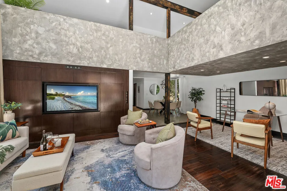 8867 Hollywood Hills Road Los Angeles, CA 90046