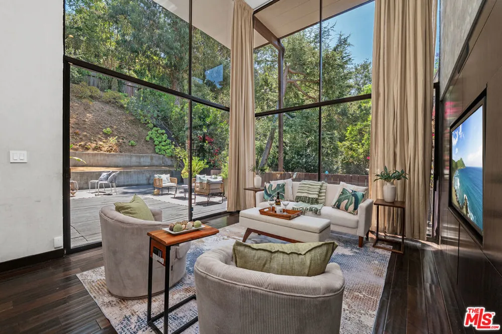 8867 Hollywood Hills Road Los Angeles, CA 90046