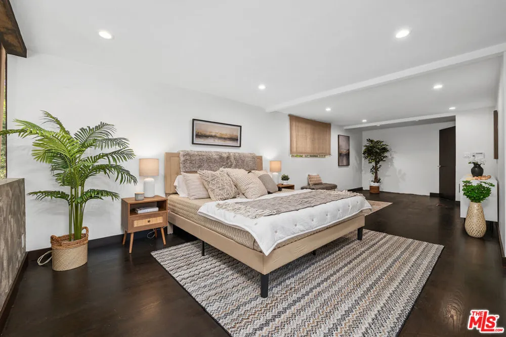 8867 Hollywood Hills Road Los Angeles, CA 90046
