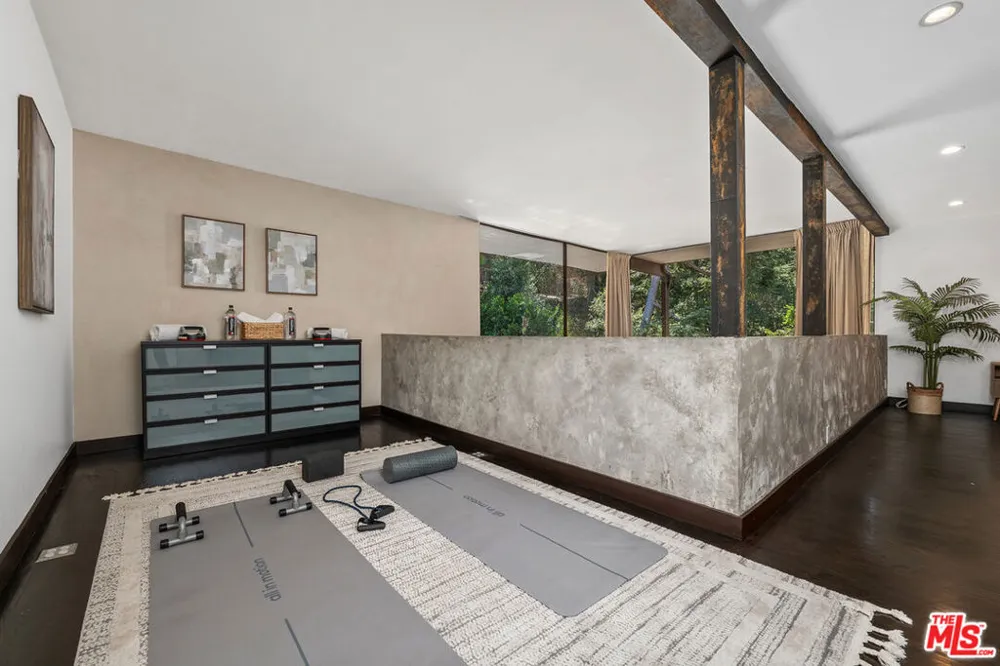 8867 Hollywood Hills Road Los Angeles, CA 90046