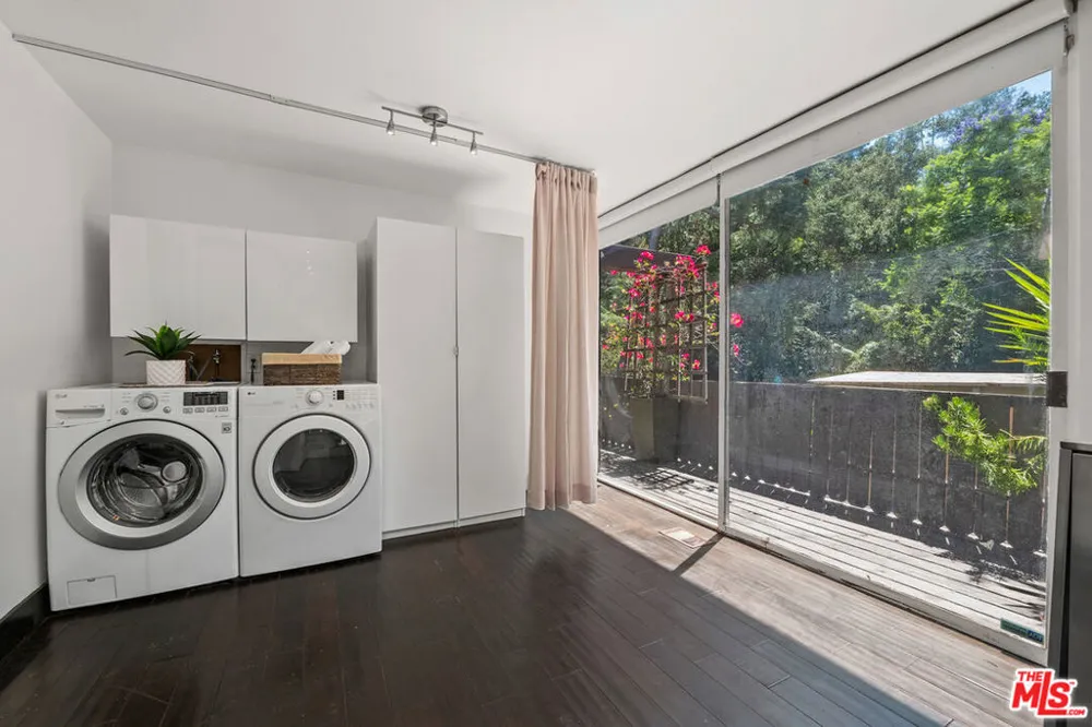 8867 Hollywood Hills Road Los Angeles, CA 90046