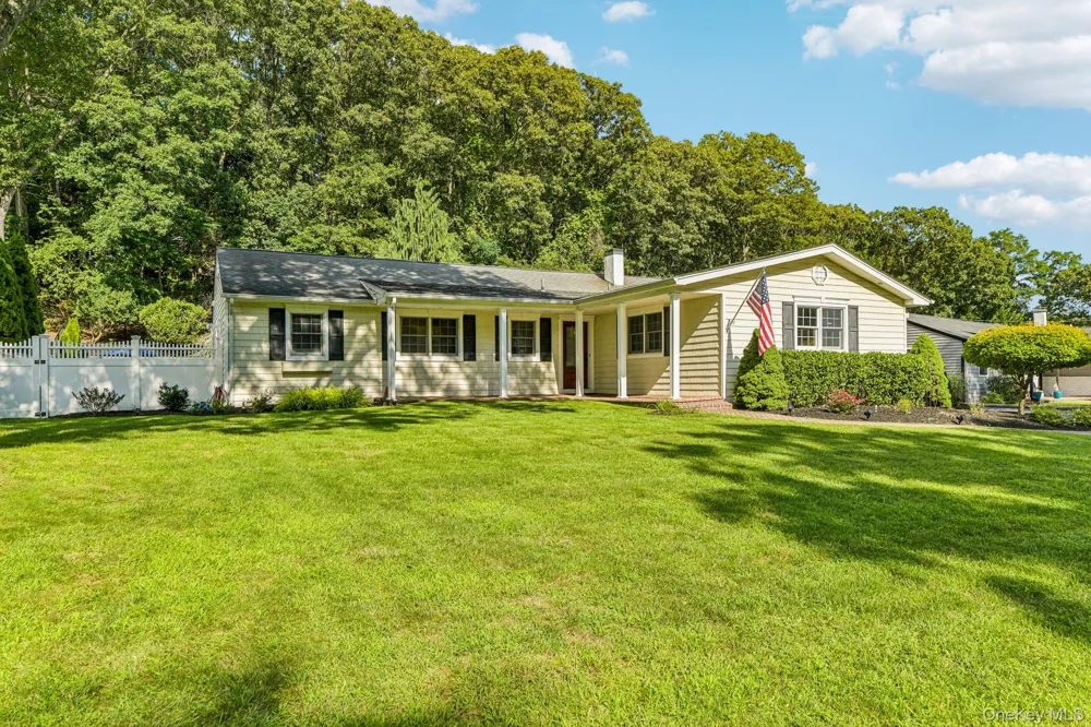 59 Derby Place Smithtown, NY 11787