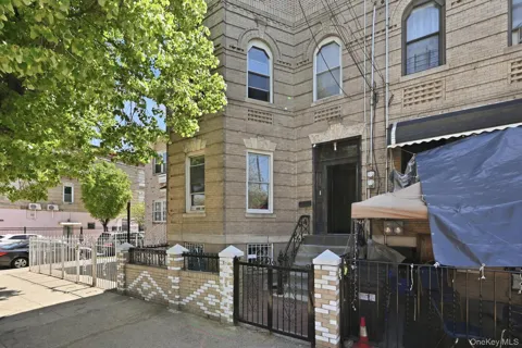 1086 Blake Avenue