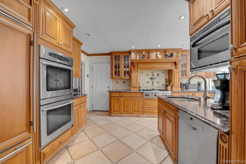 1559 Pebble Lane Hewlett, NY 11557