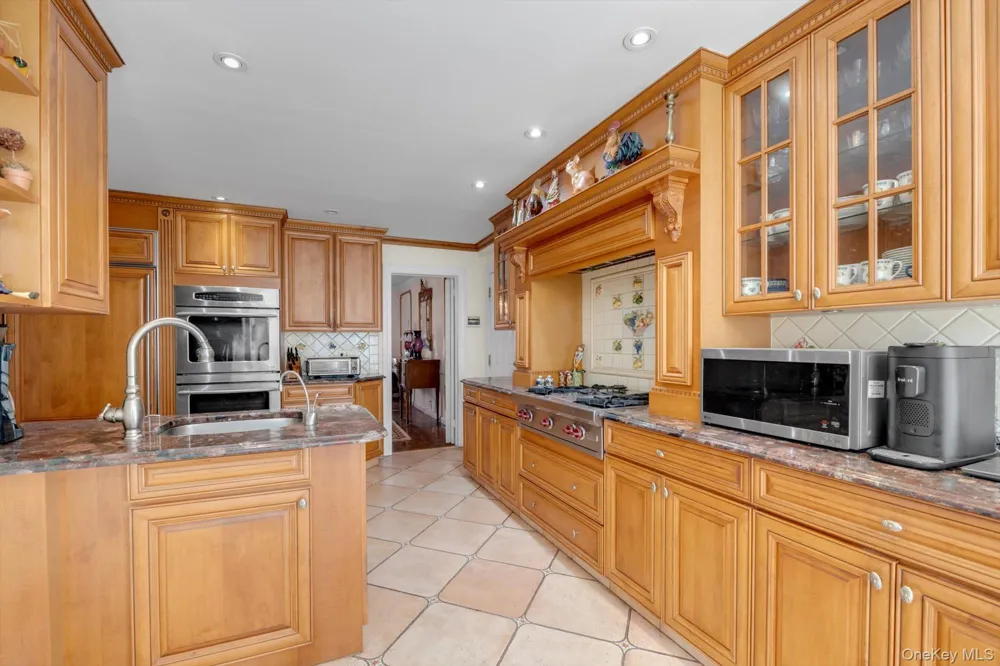 1559 Pebble Lane Hewlett, NY 11557