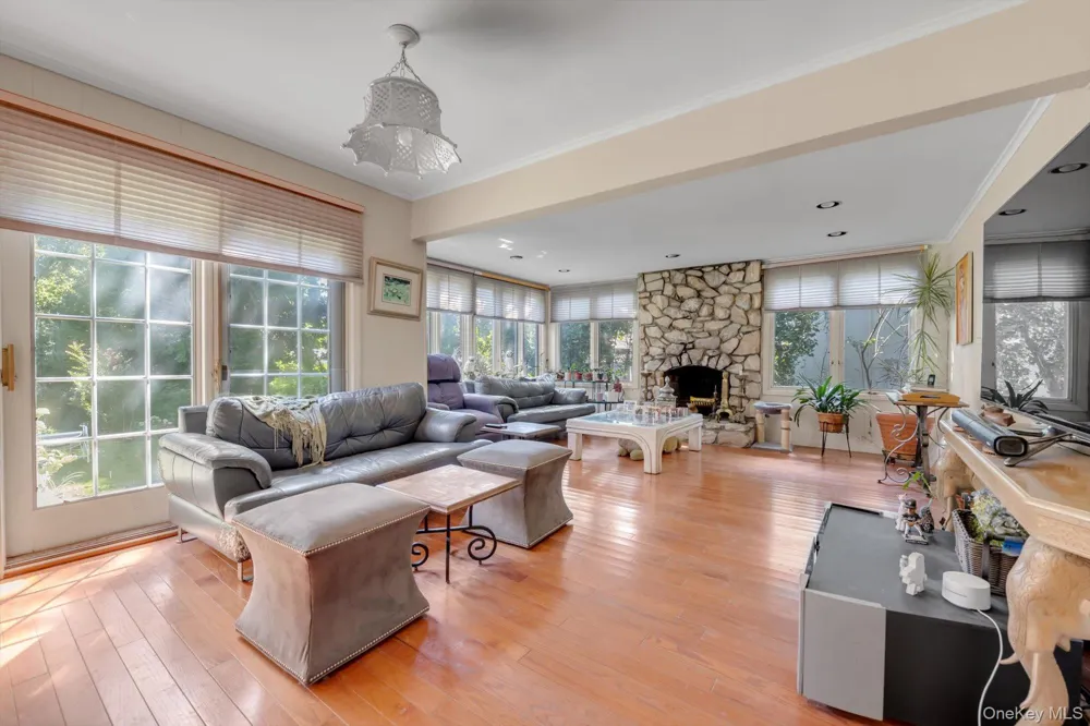 1559 Pebble Lane Hewlett, NY 11557