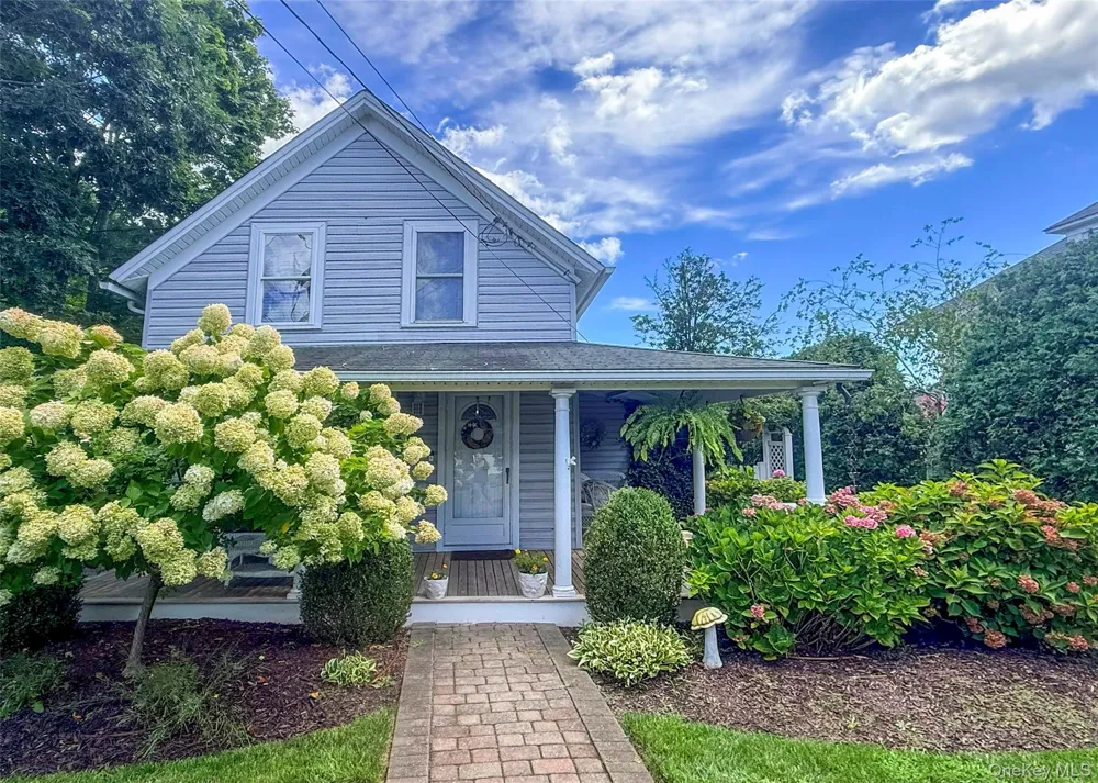 23 LAKE AVE Center Moriches, NY 11934