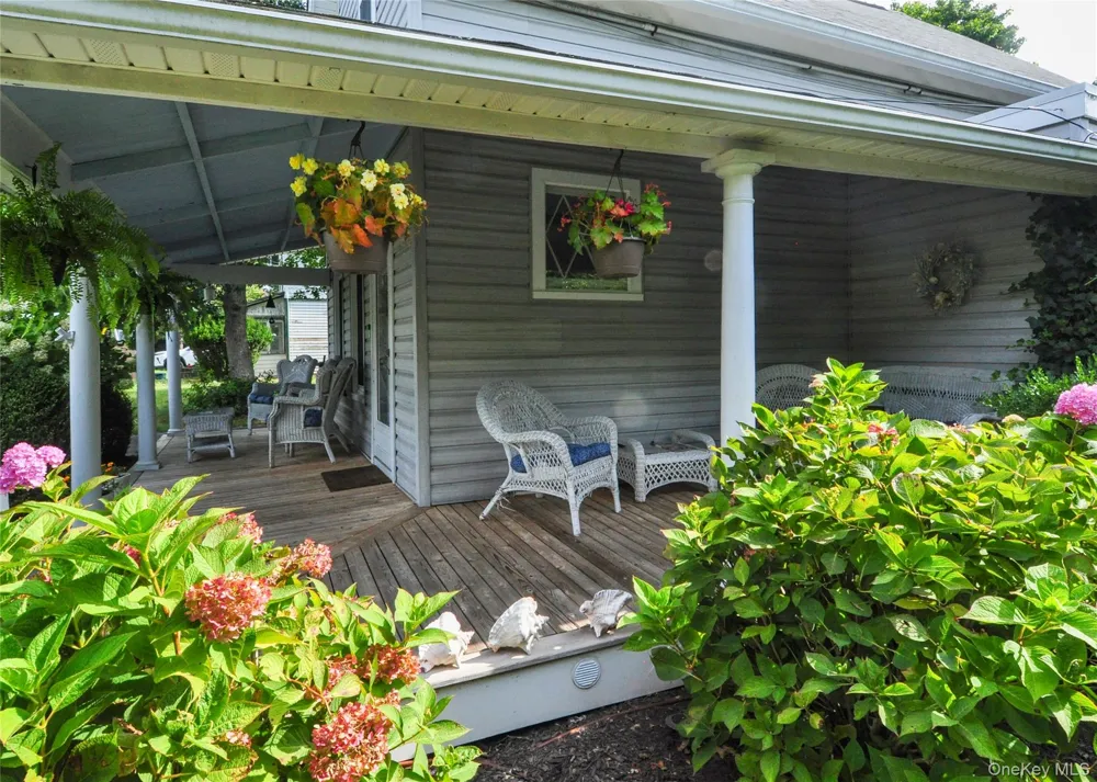 23 LAKE AVE Center Moriches, NY 11934