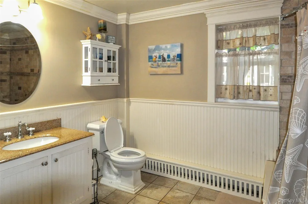23 LAKE AVE Center Moriches, NY 11934