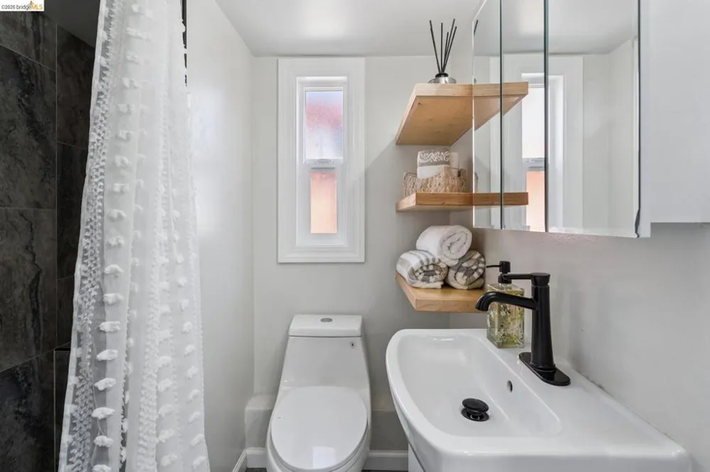 2328 Bartlett St Oakland, CA 94601