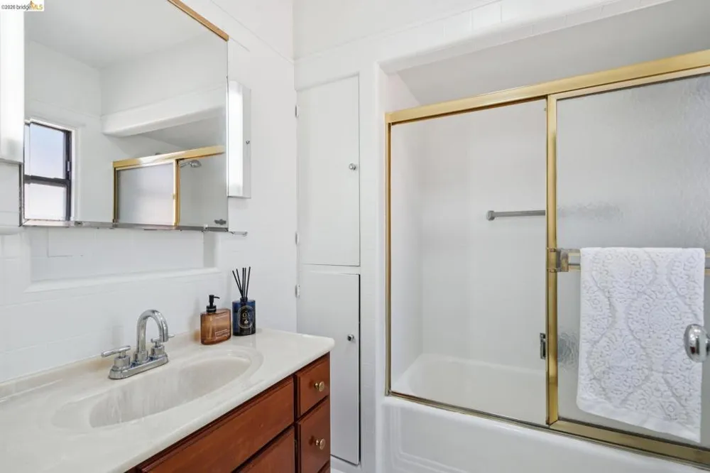 2328 Bartlett St Oakland, CA 94601