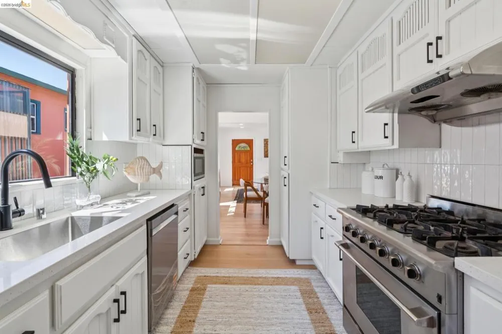 2328 Bartlett St Oakland, CA 94601