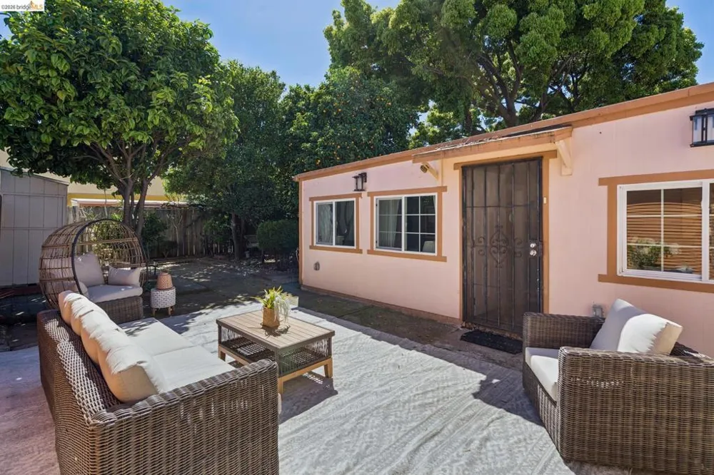 2328 Bartlett St Oakland, CA 94601