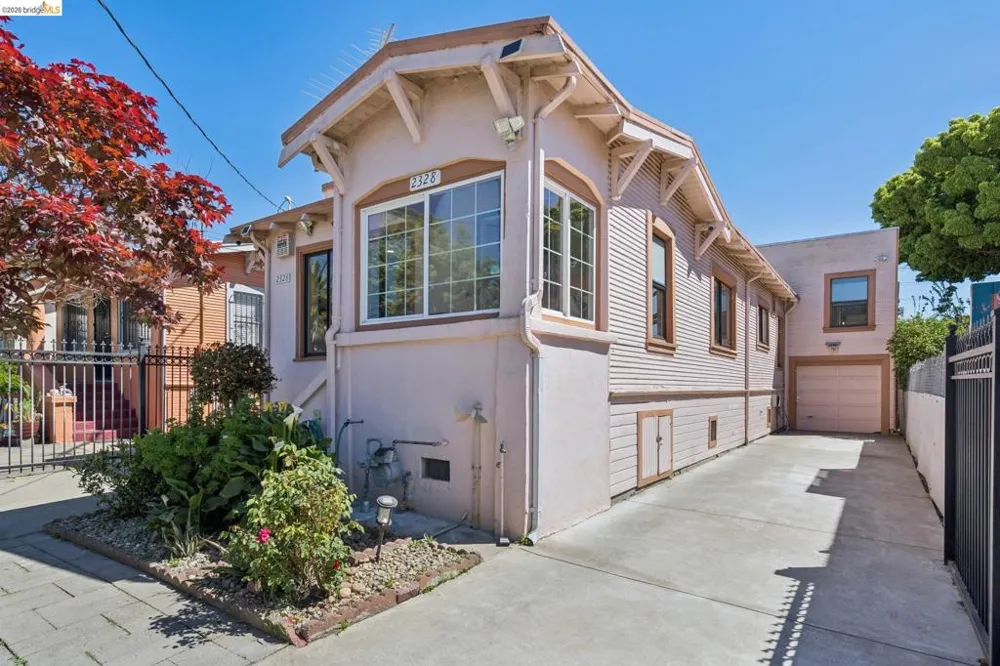 2328 Bartlett St Oakland, CA 94601