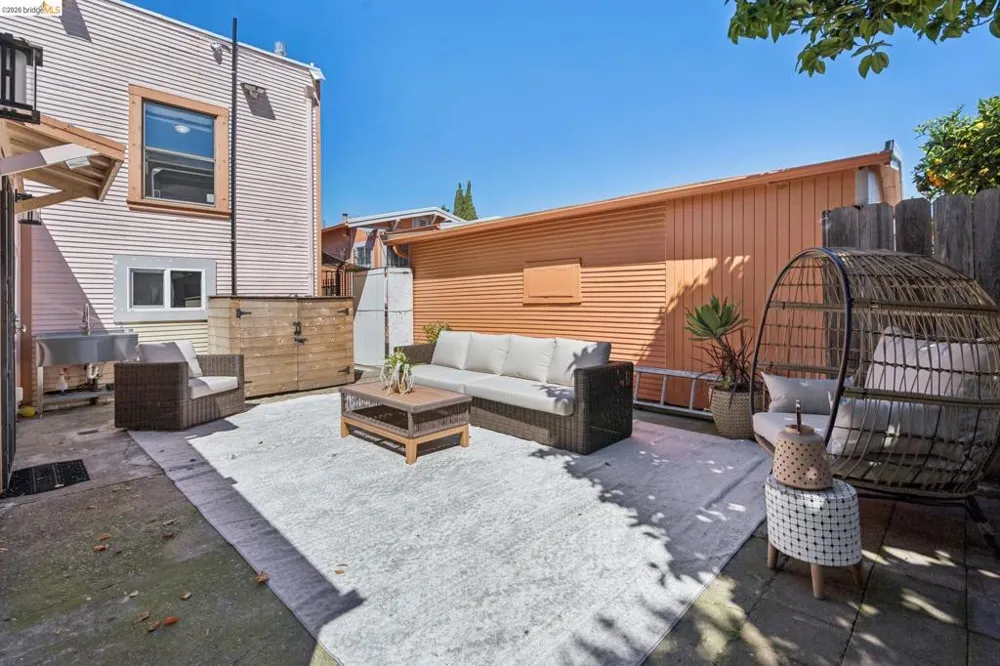2328 Bartlett St Oakland, CA 94601