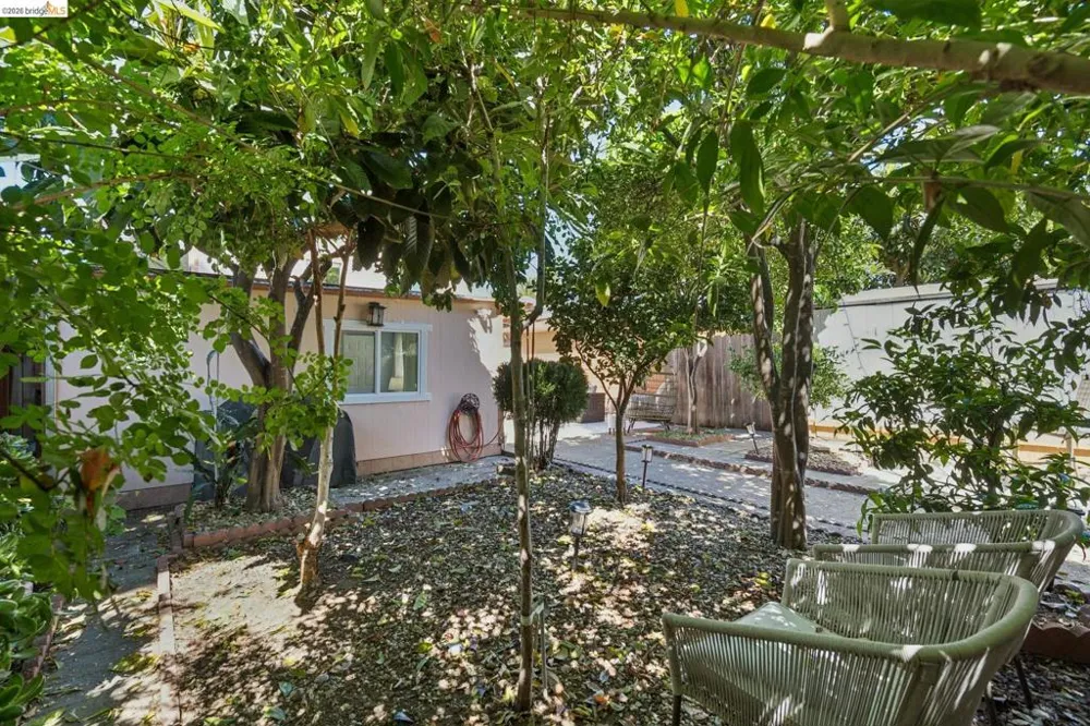 2328 Bartlett St Oakland, CA 94601