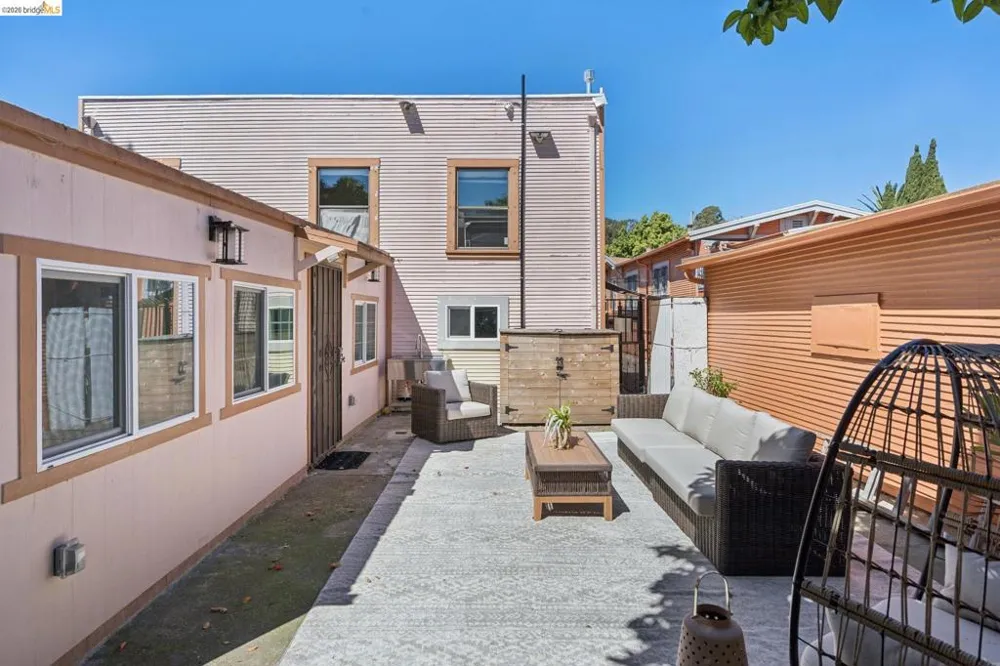 2328 Bartlett St Oakland, CA 94601