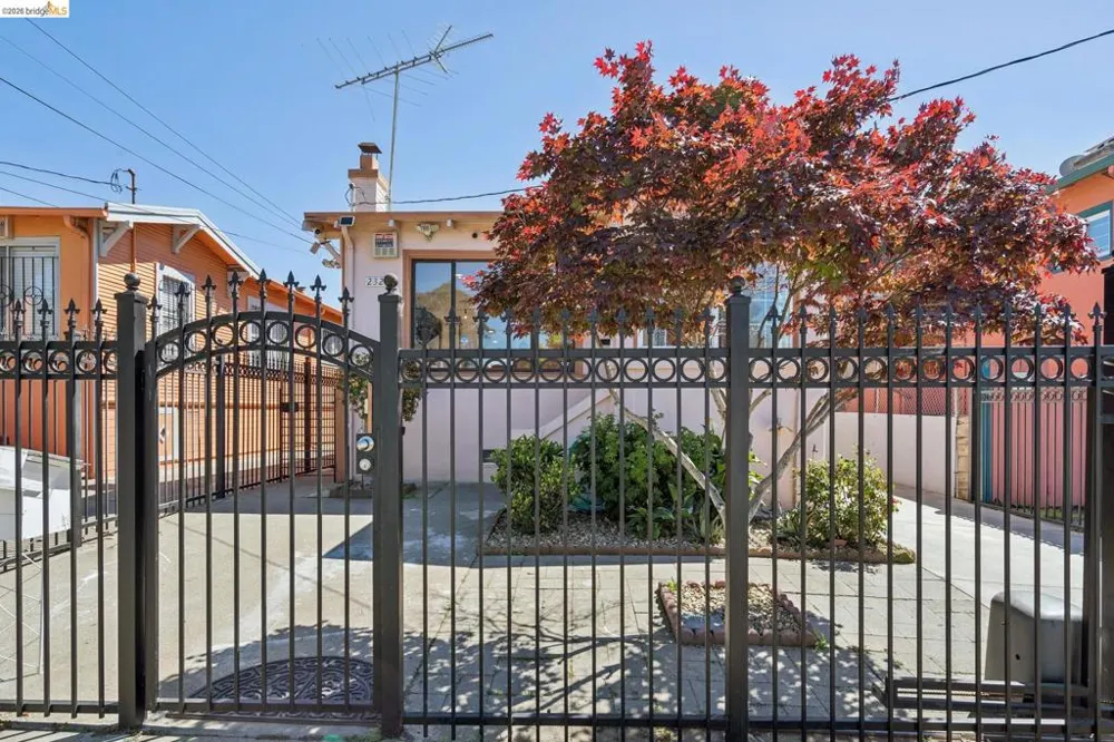 2328 Bartlett St Oakland, CA 94601