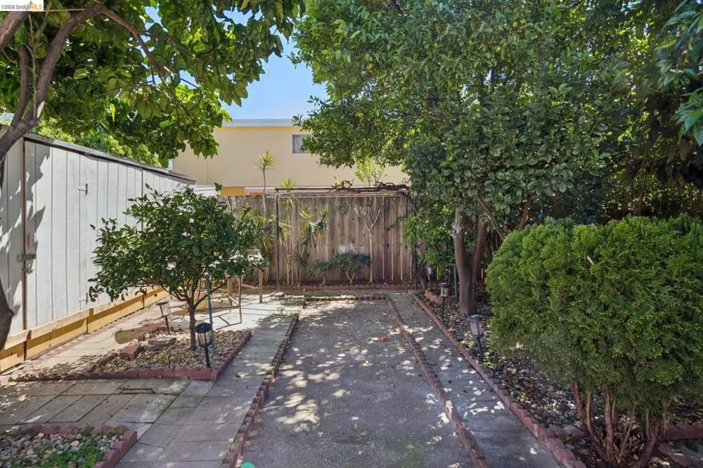 2328 Bartlett St Oakland, CA 94601