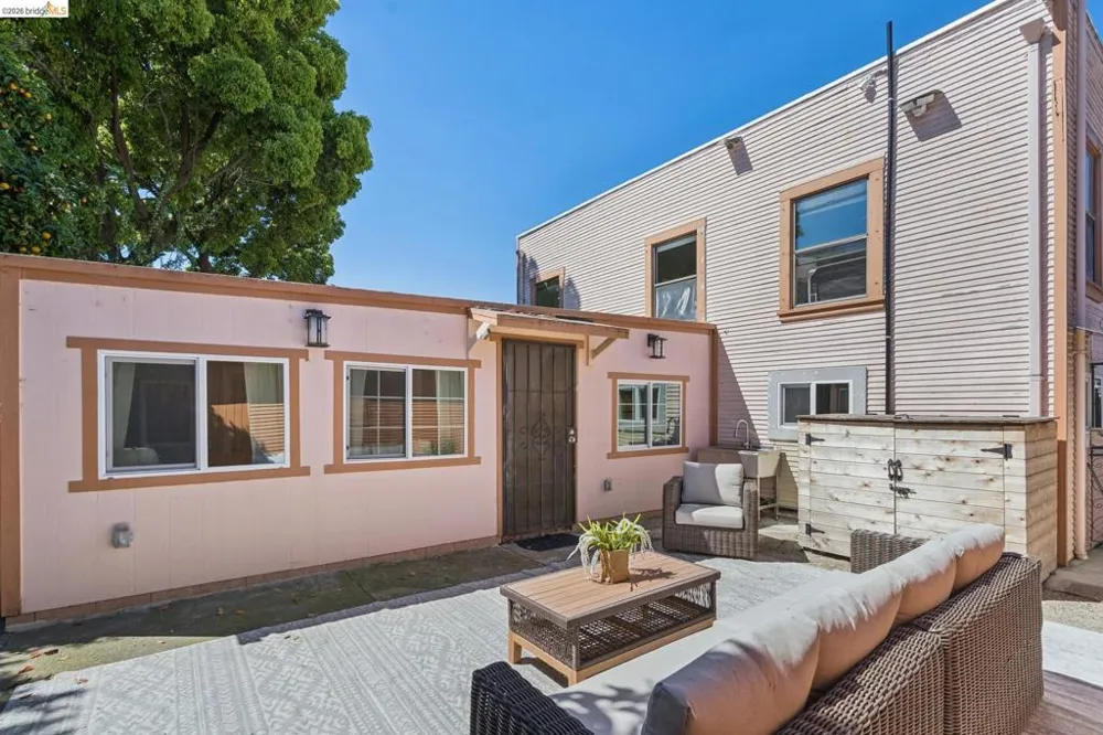 2328 Bartlett St Oakland, CA 94601
