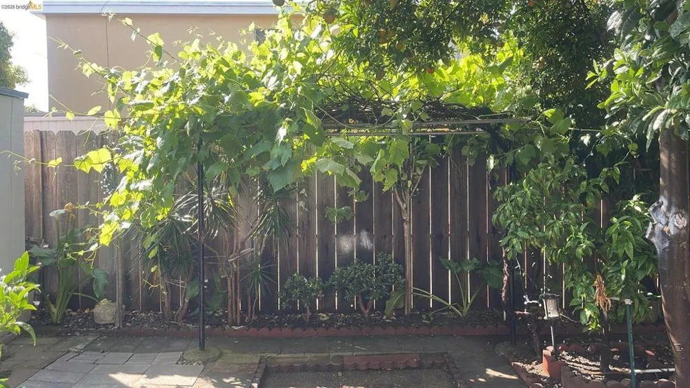 2328 Bartlett St Oakland, CA 94601