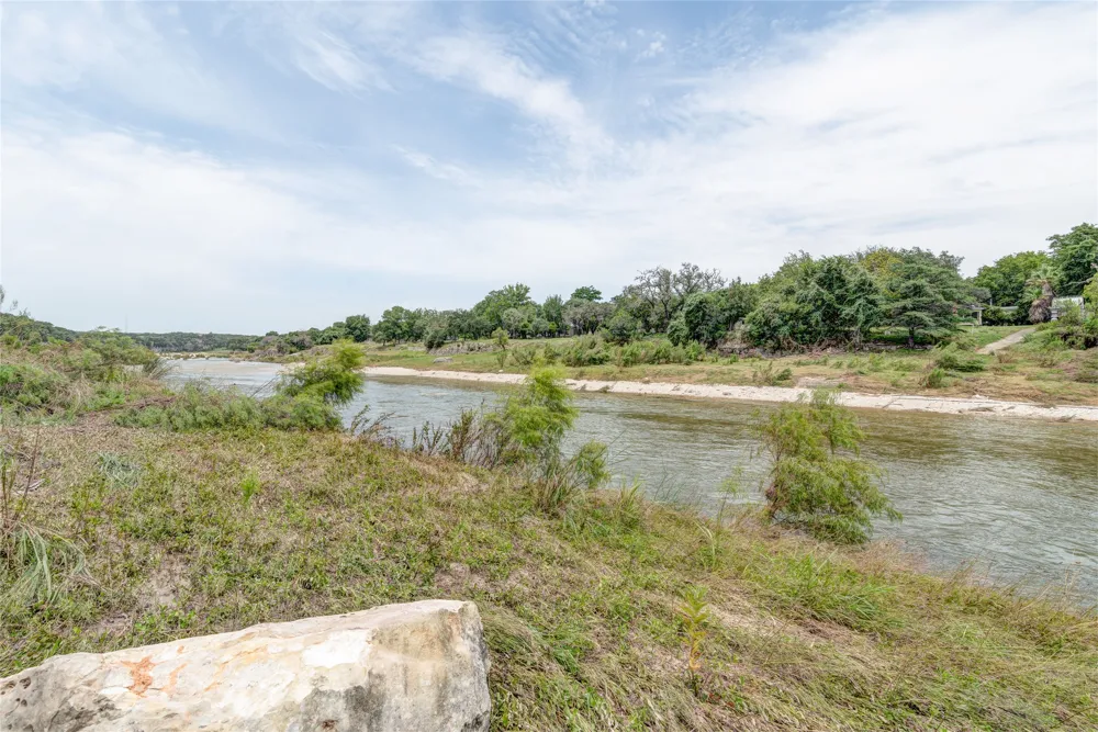 1424 Lakeshore Drive Bandera, TX 78003