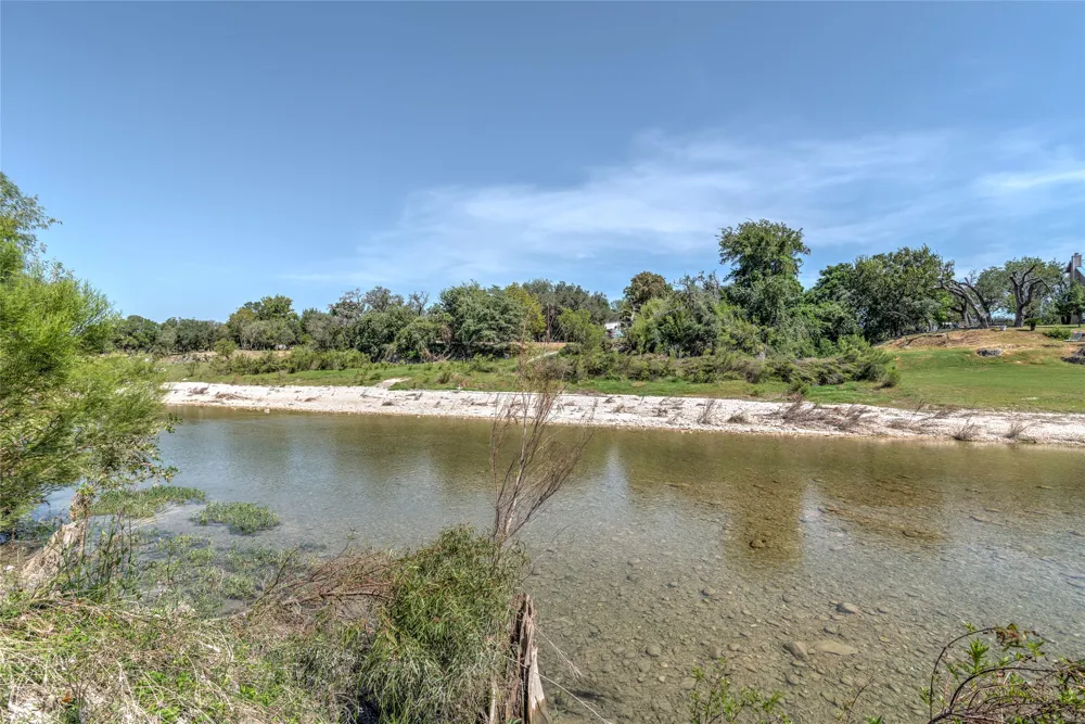 1424 Lakeshore Drive Bandera, TX 78003
