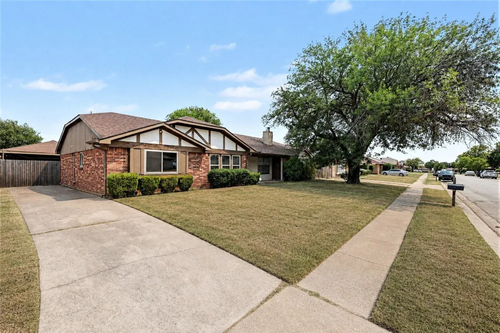 2926 Hilltop Drive Euless, TX 76039
