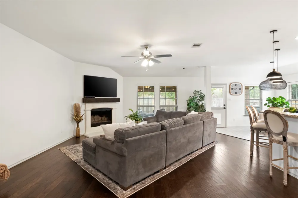 2189 Liriope Lane Waxahachie, TX 75165