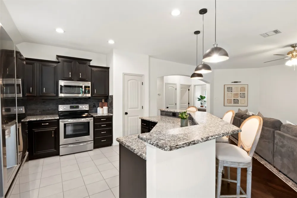 2189 Liriope Lane Waxahachie, TX 75165