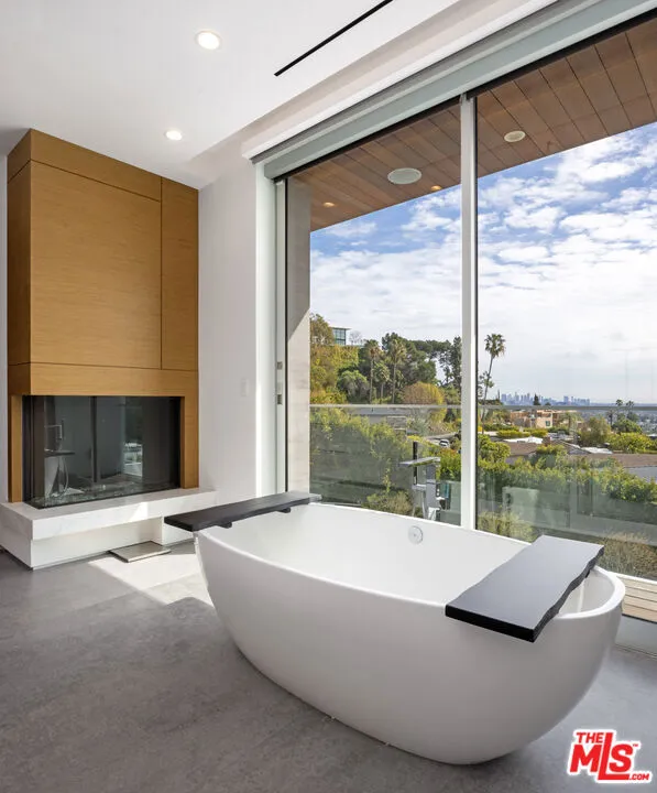 1401 Londonderry Place Los Angeles, CA 90069