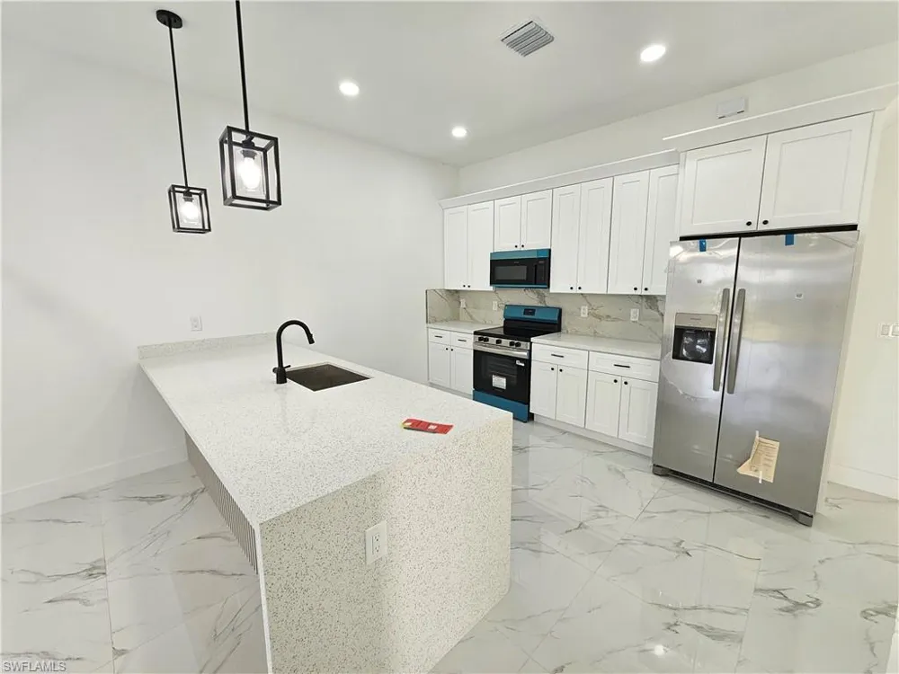 913 NE 15th Lane Cape Coral, FL 33909