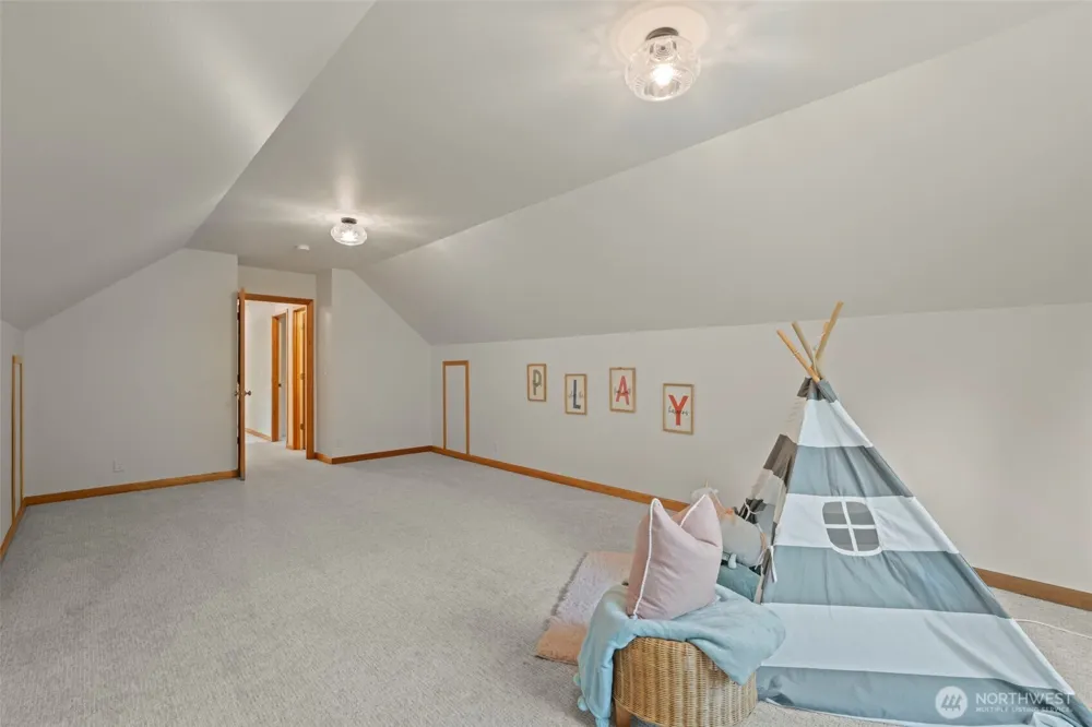 10601 NE Dry Creek Way Kingston, WA 98346