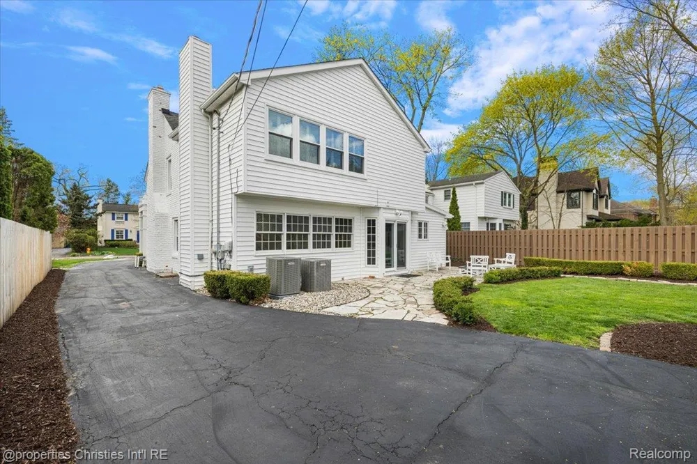 1900 Fairview Street Birmingham City, MI 48009