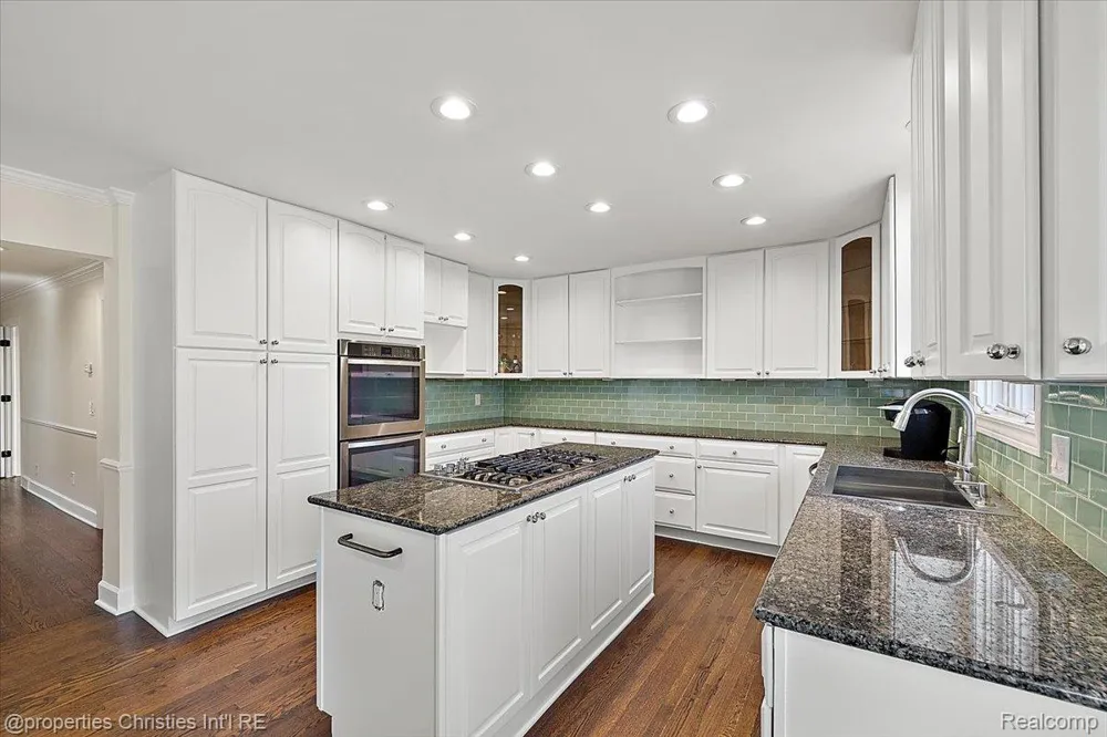 1900 Fairview Street Birmingham City, MI 48009